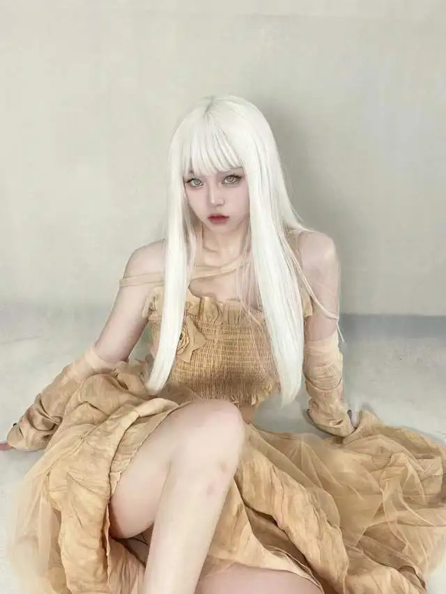 精灵系神秘白发美少女爆红全网,秀黑发日常照秒变高中妹