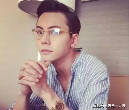 参观下陈伟霆香港的住宅一家人生活很幸福,房子面积大又豪华
