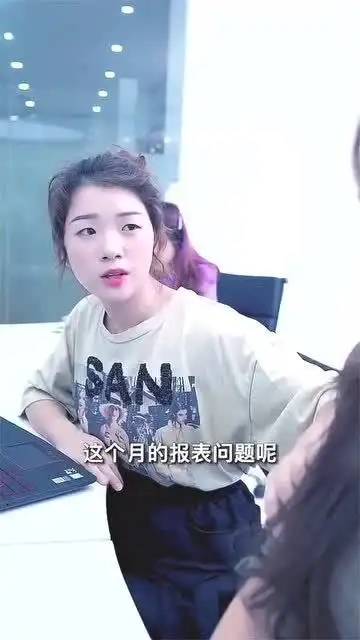 本以为被董事长求婚了,女孩害羞说出话,下一秒场面尴尬