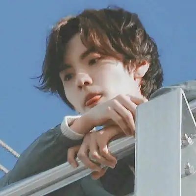 干净男头星空迷上了山野,有雾有灯也有归人.
