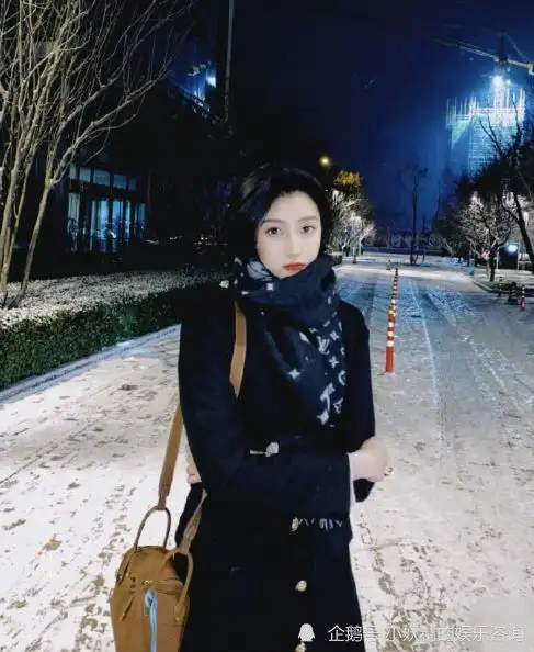关晓彤深夜晒照吐苦水,穿凉鞋开叉裙站在雪地里工作,冻到抽筋引粉丝心疼