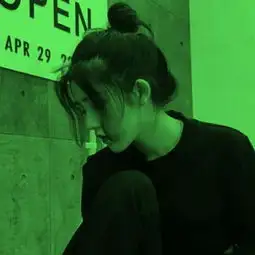 每个女孩都是银河遗落在世间的星星爆火的绿色背景潮流女生qq头像