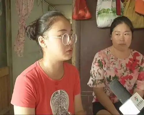 阳光女孩卞晴勇敢面对贫困知识改变命运