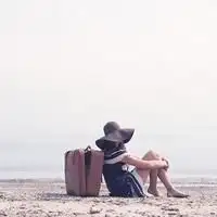 女生背影头像戴帽子海边长发史诗级的背影杀手