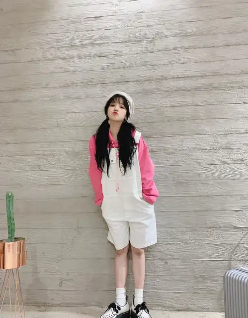 150小个子少穿黑白灰,糖果色穿法减龄显白,看着就很少女