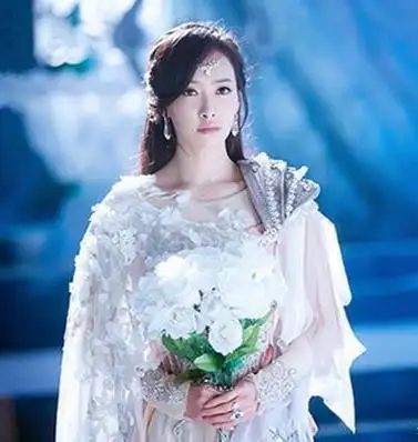 换上冰雪装的9位女星,赵丽颖霸气,张钧甯惊艳,唐嫣颜值巅峰